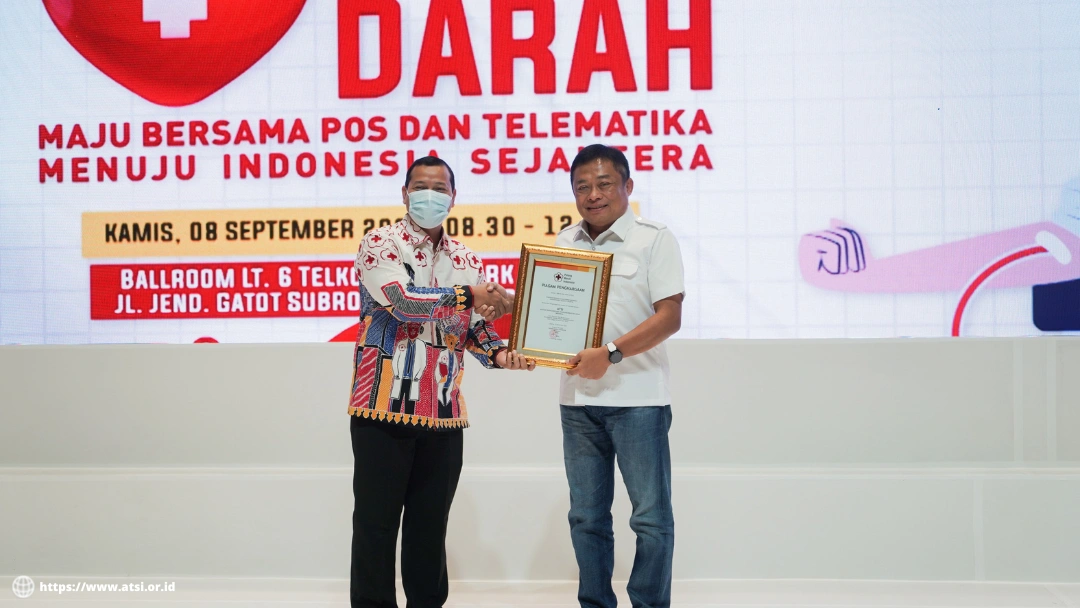Pemberian piagam penghargaan oleh Ketua PMI DKI Jakarta kepada Ketua Umum ATSI