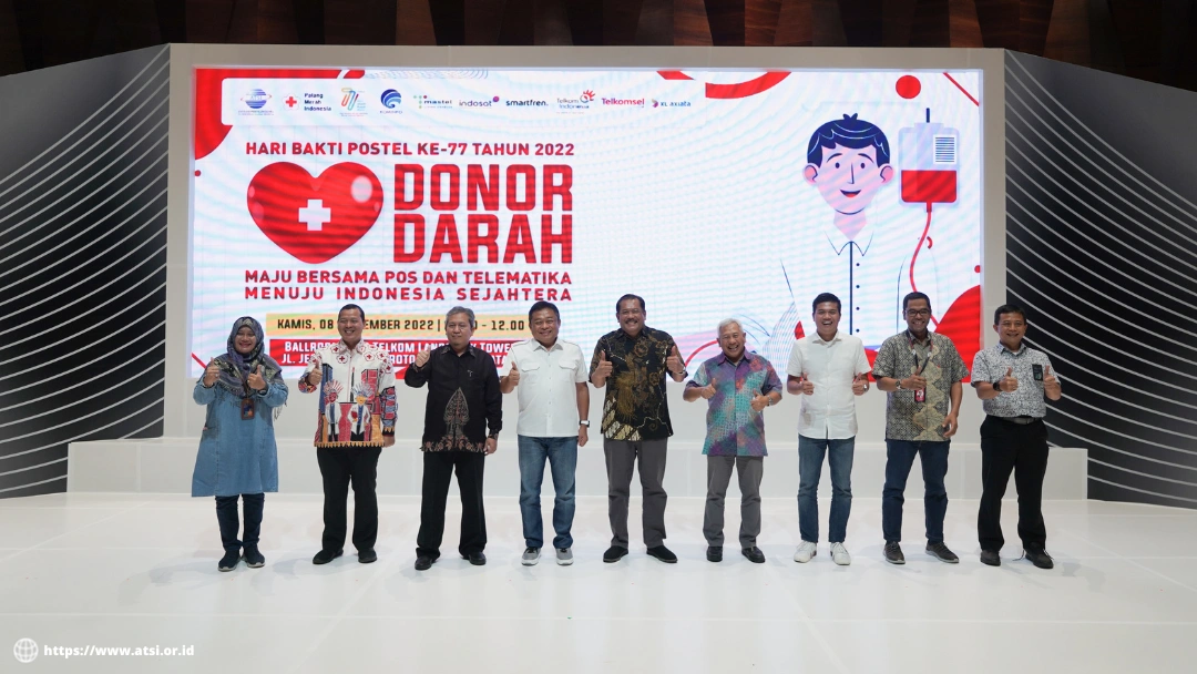 Foto bersama perwakilan dari PMI dan Komunitas Postel & Penyiaran yang ikut berpartisipasi dalam kegiatan Donor Darah Hari Bakti Postel ke-77 tahun 2022