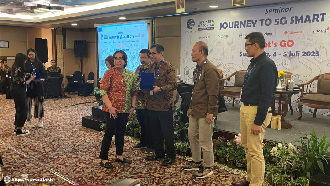 Direktur Eksekutif ATSI menerima plakat penghargaan dari Kemkominfo dalam kegiatan seminar Journey to 5G Smart City
